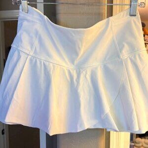 Lululemon White Scalloped Skirt, Size 6,  with underneath lining/shorts
